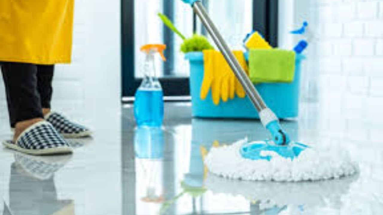 ঘরের মেঝে ঝকঝকে করতে নাজেহাল? আজই এই কায়দা ট্রাই করুন