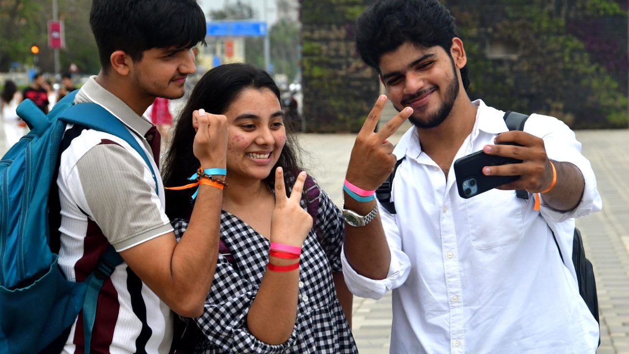 Friendship Day-তে কোন রঙের ব্যান্ড বাঁধলে বন্ধুর জীবন বদলে যেতে পারে জানেন? কী কী শুভ ফল মেলে? Friendship Day-তে কোন রঙের ব্যান্ড বাঁধলে বন্ধুর জীবন বদলে যেতে পারে জানেন? কী কী শুভ ফল মেলে?