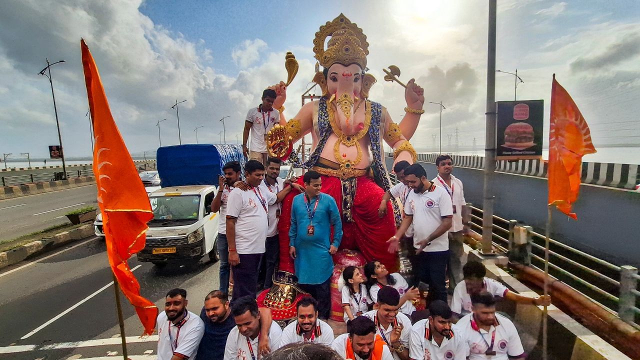 Ganesh Chaturthi 2025: গণেশ ঠাকুর কেন পূজিত হন সবার আগে? আসল গল্প চমকে দেবে Ganesh Chaturthi 2025: গণেশ ঠাকুর কেন পূজিত হন সবার আগে? আসল গল্প চমকে দেবে