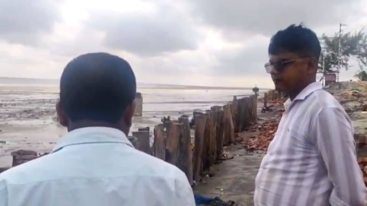 Gangasagar: সাগর যেন ক্রমেই এগিয়ে আসছে, কপিলমুনির আশ্রমকে বাঁচাতে তাড়াতাড়ি কাজ শুরু সেচ দফতরের