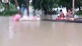 কলার ভেলায় ভাসিয়ে নিয়ে যাওয়া হচ্ছে দেহ! TMC-র যুক্তি, 'রেওয়াজ রয়েছে'