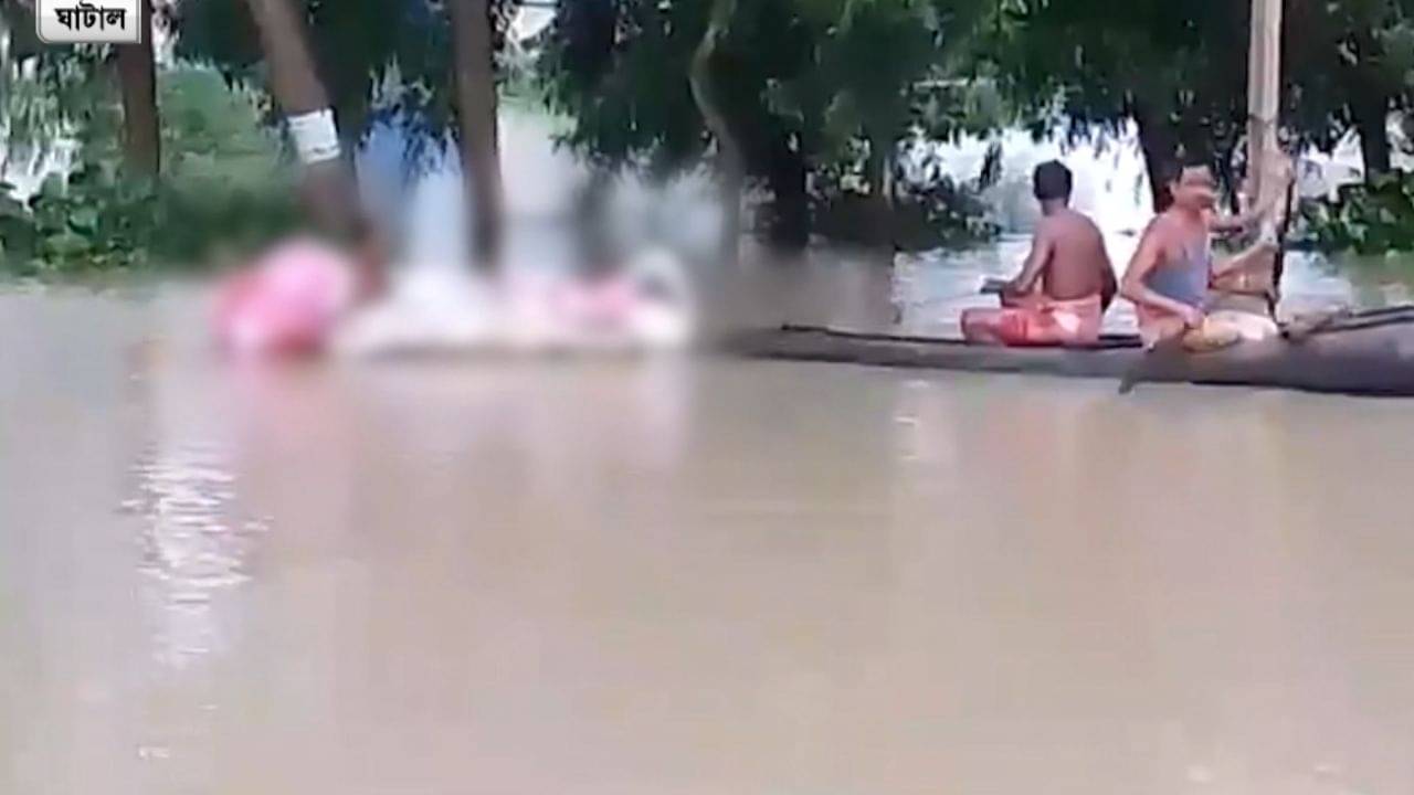 Ghatal:  কলার ভেলায় ভাসিয়ে নিয়ে যাওয়া হচ্ছে দেহ! করুণ ছবি দেখে তৃণমূলের যুক্তি, রেওয়াজ রয়েছে