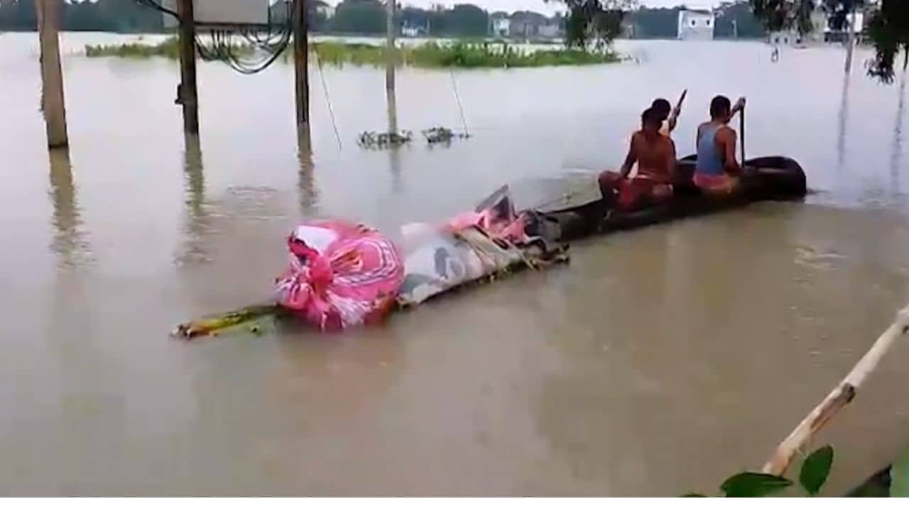 Ghatal: ঘাটালে ভেলায় করে শ্মশানে নিয়ে যাওয়া হচ্ছে মৃতদেহ, বিজেপি সরব হতেই যুক্তি দিল তৃণমূল