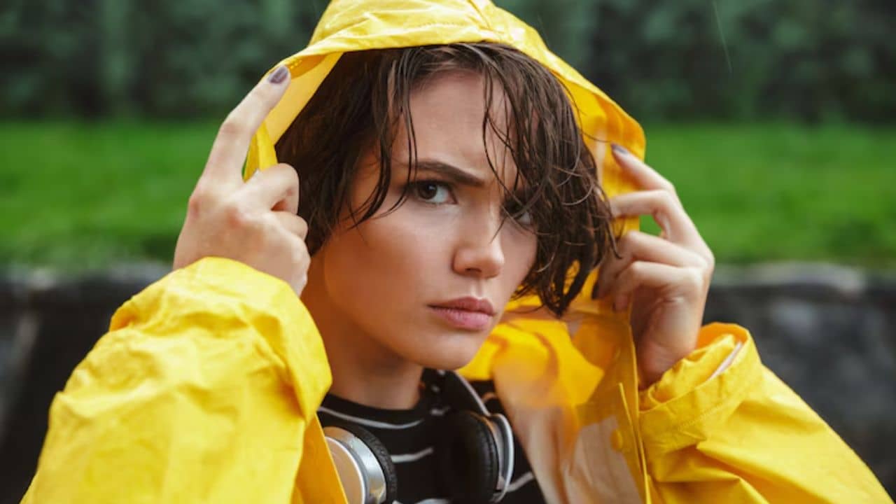 বৃষ্টিতে ভিজে চুলের ১২টা বেজেছে! এই ৫ উপায়েই ফিরবে জেল্লা