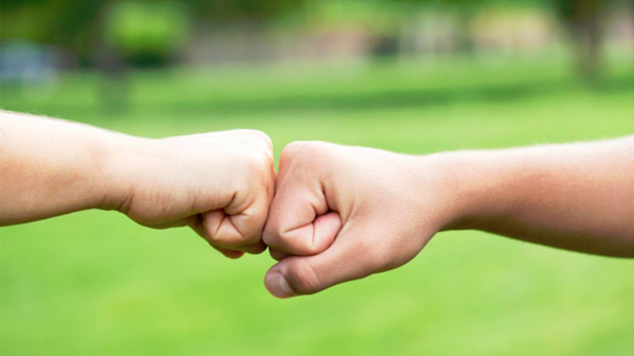 হাতের মুঠো দেখেই চিনে নিন প্রিয় মানুষকে! কায়দাটা কিন্তু বেশ সহজ হাতের মুঠো দেখেই চিনে নিন প্রিয় মানুষকে! কায়দাটা কিন্তু বেশ সহজ