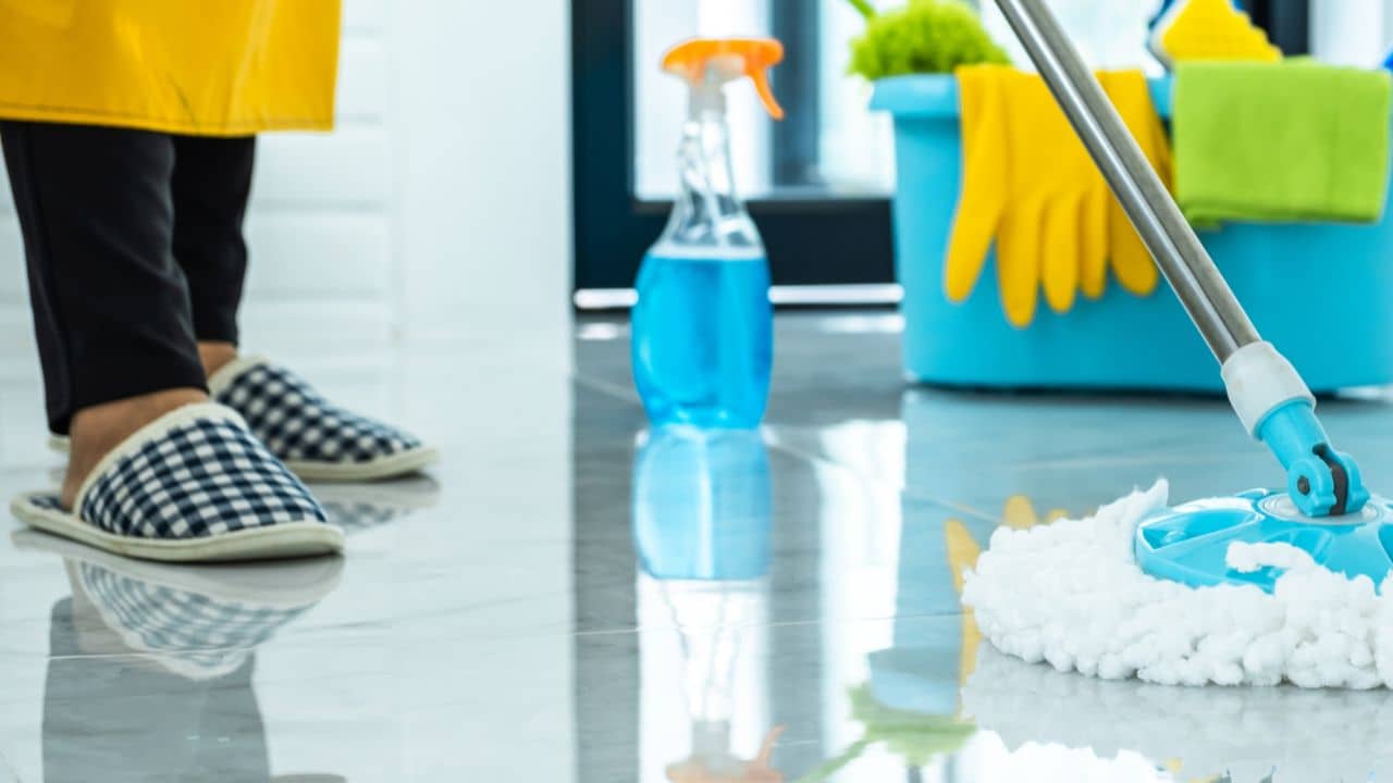 ঘরের মেঝে থেকে দাগ যাচ্ছে না? এক মিনিটে ঝকঝকে করতে এই কায়দা জেনে রাখুন