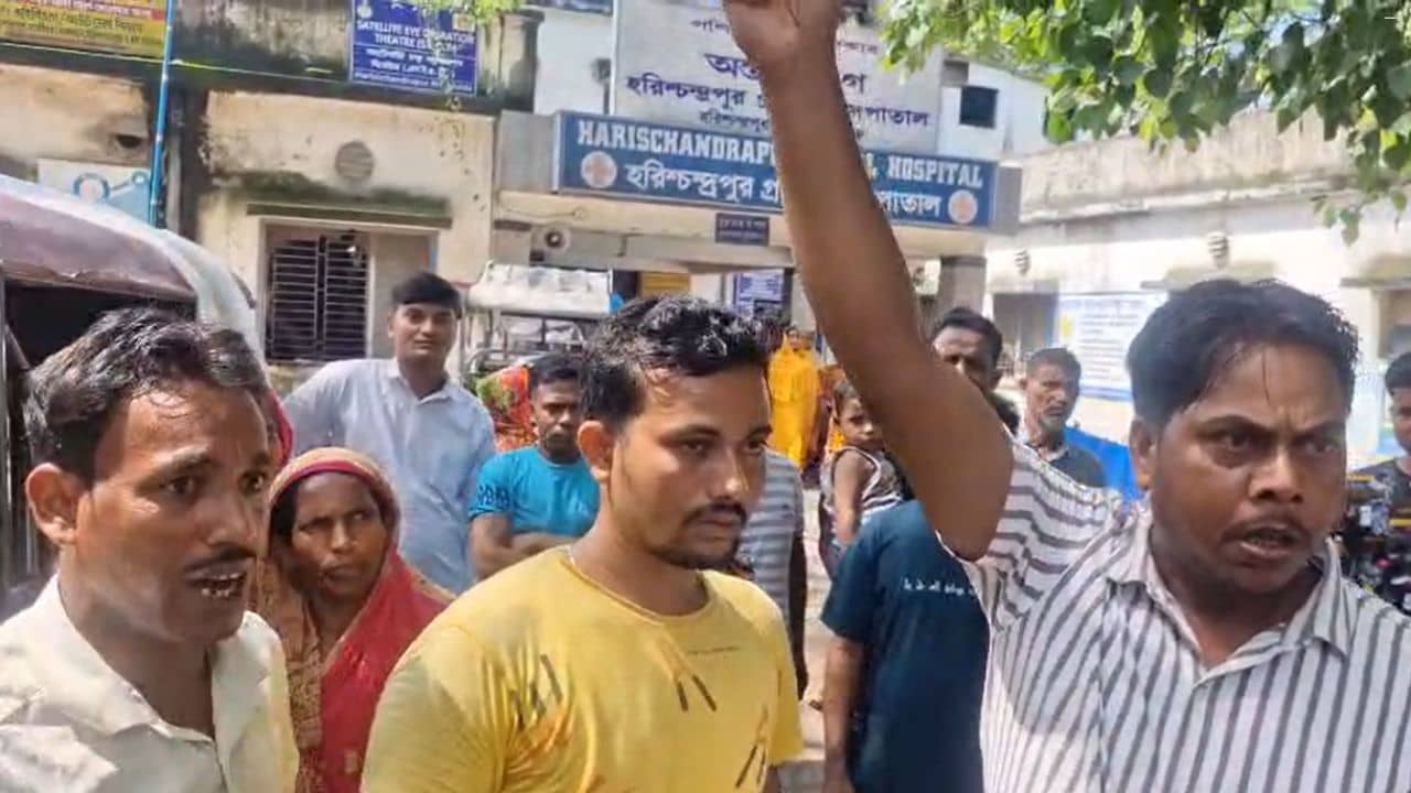 Malda: গর্ভেই মৃত্যু সদ্যোজাতর, পিচবোর্ডের বাক্সে এনে হাসপাতালের বাইরে বিক্ষোভ