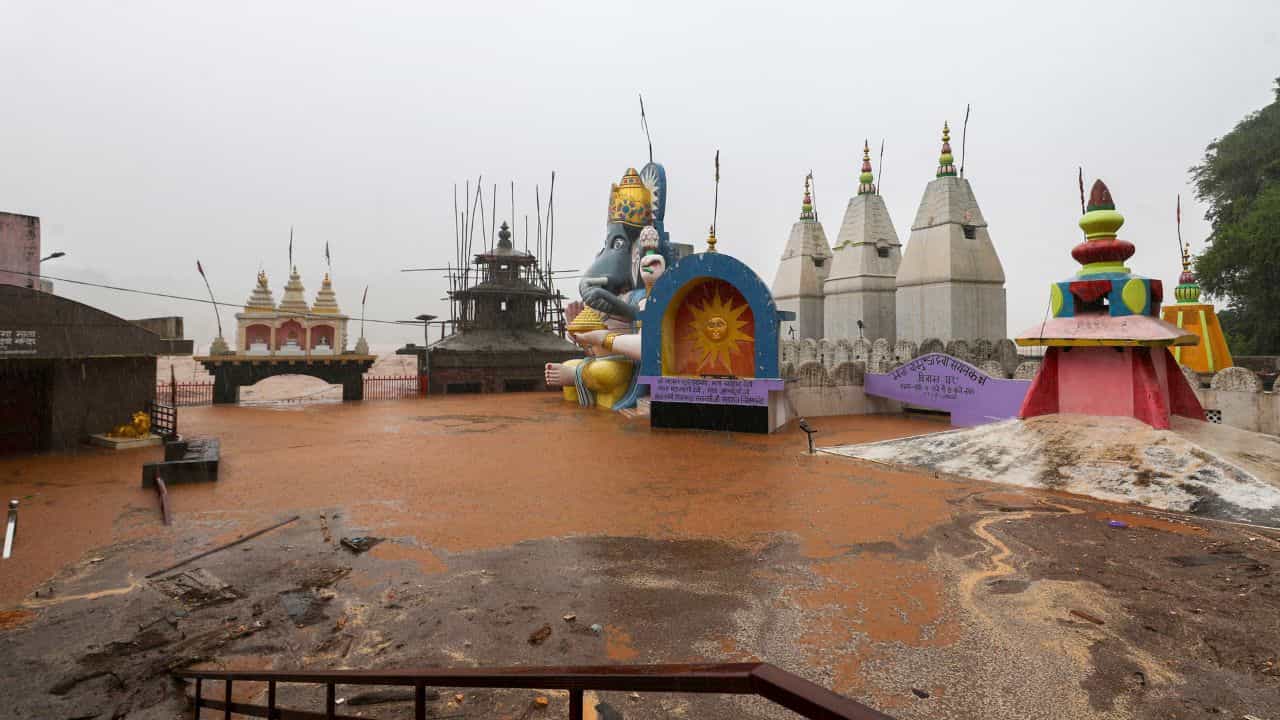 Rain in Jammu: ভারী বৃষ্টিতে বিপর্যস্ত জম্মু, বৈষ্ণোদেবী যাত্রার পথে ধসে মৃত ৬ পুণ্যার্থী Rain in Jammu: ভারী বৃষ্টিতে বিপর্যস্ত জম্মু, বৈষ্ণোদেবী যাত্রার পথে ধসে মৃত ৬ পুণ্যার্থী