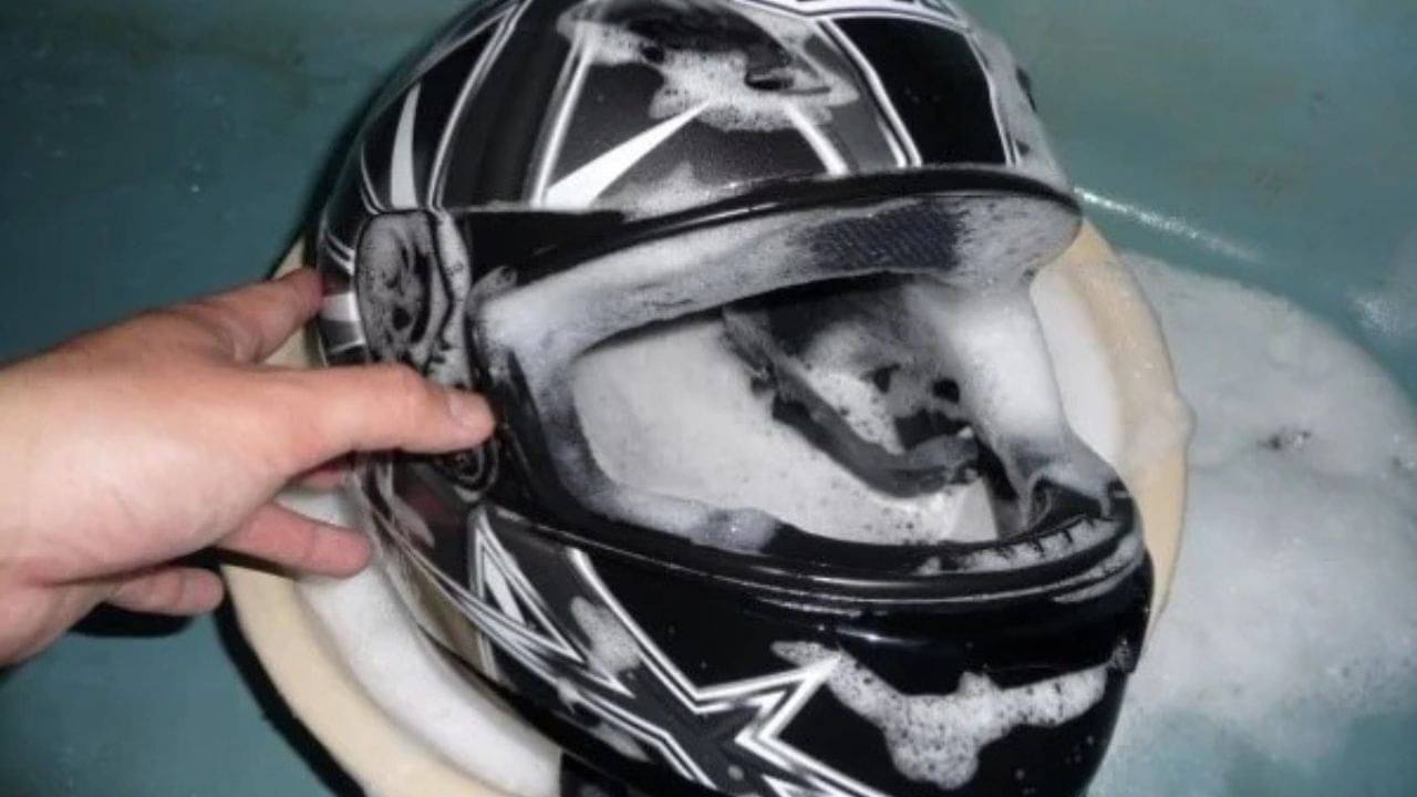 Helmet Cleaning Tips: হেলমেট থেকে দুর্গন্ধ ছাড়ছে? কীভাবে এই সমস্যা থেকে পাবেন মুক্তি?