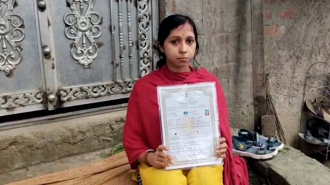 Marriage Problem: ৬ বছরের মধ্যে ফের বিয়ে করেছে স্বামী! রেজিস্ট্রি সার্টিফিকেট নিয়ে ধরনায় স্ত্রী, থানায় অভিযোগ দায়ের