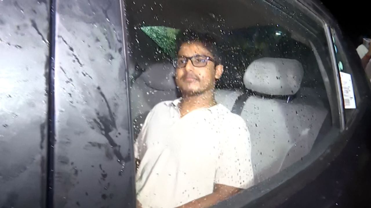 Hindol Majumdar: শর্তসাপেক্ষে জামিন পেয়েছেন, চাইলে এখন কি স্পেনে যেতে পারবেন যাদবপুরের প্রাক্তনী হিন্দোল? Hindol Majumdar: শর্তসাপেক্ষে জামিন পেয়েছেন, চাইলে এখন কি স্পেনে যেতে পারবেন যাদবপুরের প্রাক্তনী হিন্দোল?