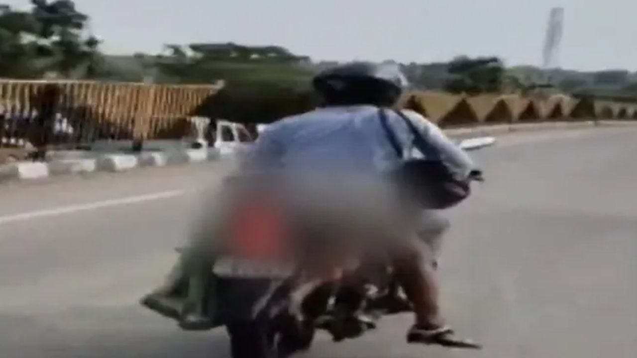 স্ত্রীর দেহ বাইকে বেঁধে নিয়ে যেতে হয়েছিল নিরুপায় স্বামীকে! ৩৬ ঘণ্টার মধ্যে ঘাতক ট্রাককে খুঁজে দিল পুলিশের AI স্ত্রীর দেহ বাইকে বেঁধে নিয়ে যেতে হয়েছিল নিরুপায় স্বামীকে! ৩৬ ঘণ্টার মধ্যে ঘাতক ট্রাককে খুঁজে দিল পুলিশের AI