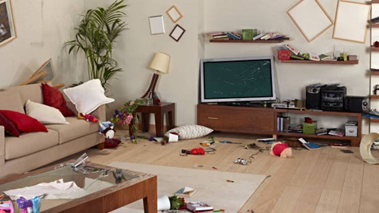 Vaastu Shastra: বাস্তুশাস্ত্র মতে বসার ঘরে এই সব জিনিস রাখলেই ঘনিয়ে আসবে মহাবিপদ