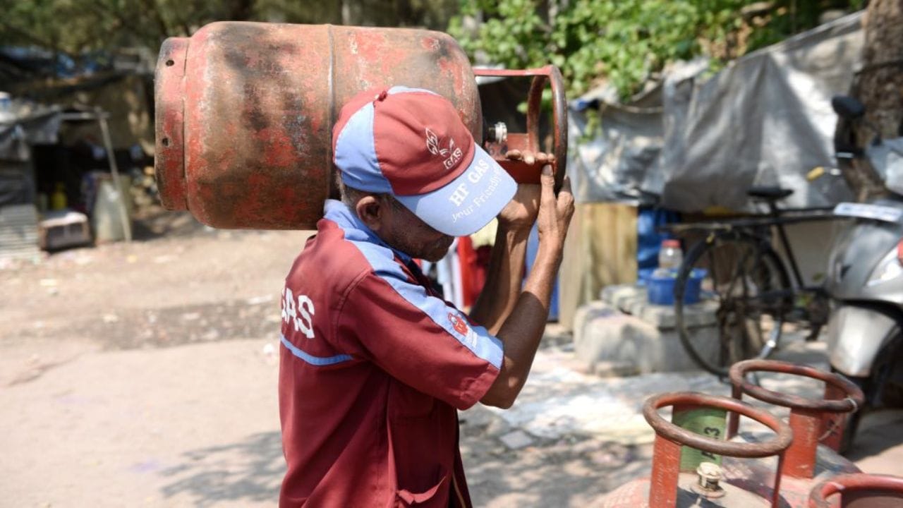 Life Style Tips: সিলিন্ডার বুক করতে হবে? এই উপায়ে জেনে নিন কতটা গ্যাস রয়েছে... Life Style Tips: সিলিন্ডার বুক করতে হবে? এই উপায়ে জেনে নিন কতটা গ্যাস রয়েছে...