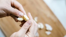 দু’হাতে রসুনের গন্ধ কিছুতেই যাচ্ছে না? এইভাবে পান সমস্যা থেকে মুক্তি