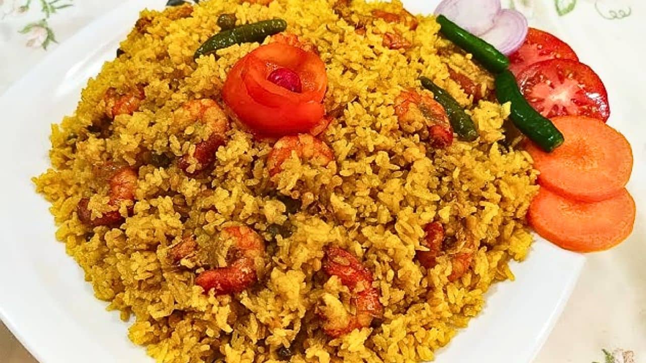 Chingri Khichuri: খিচুড়িতে টুইস্ট, চিংড়ি মিশিয়ে জমিয়ে দিন খাওয়ার প্লেট ও পেট!