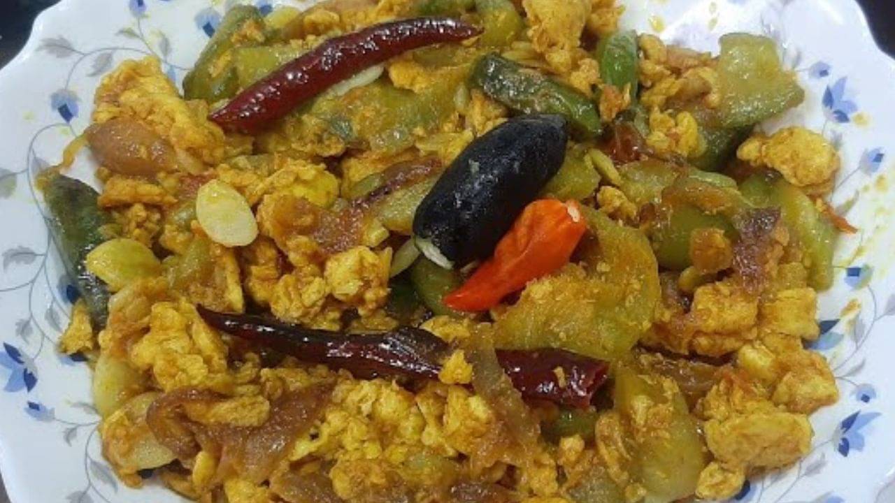 Egg Recipe: একঘেঁয়ে লাগছে ডিমের কারি? ঝিঙে মিশিয়ে এভাবে রাঁধলে হাত চেটে ভাত খাবেন