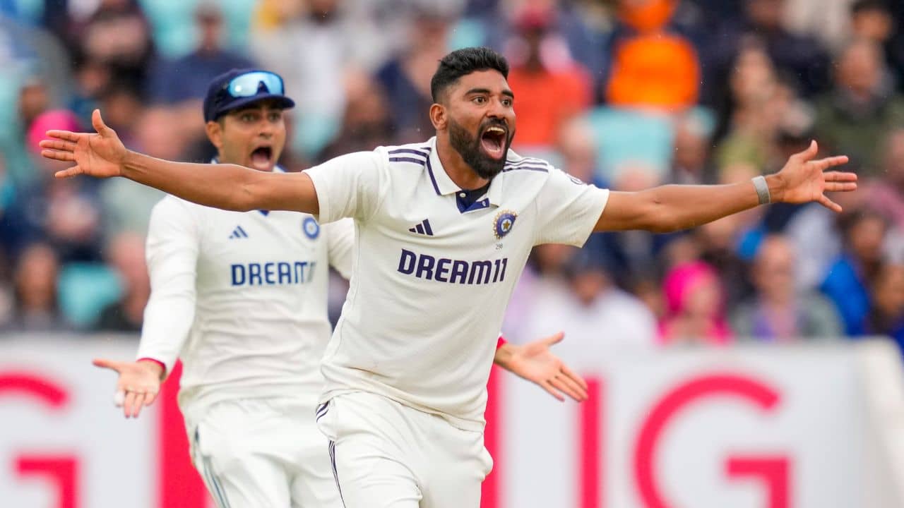 Md Siraj: ব্রুকের ক্যাচ ফেলে ভিলেন, একটা ছবি ডাউনলোড করে নায়ক সিরাজই!