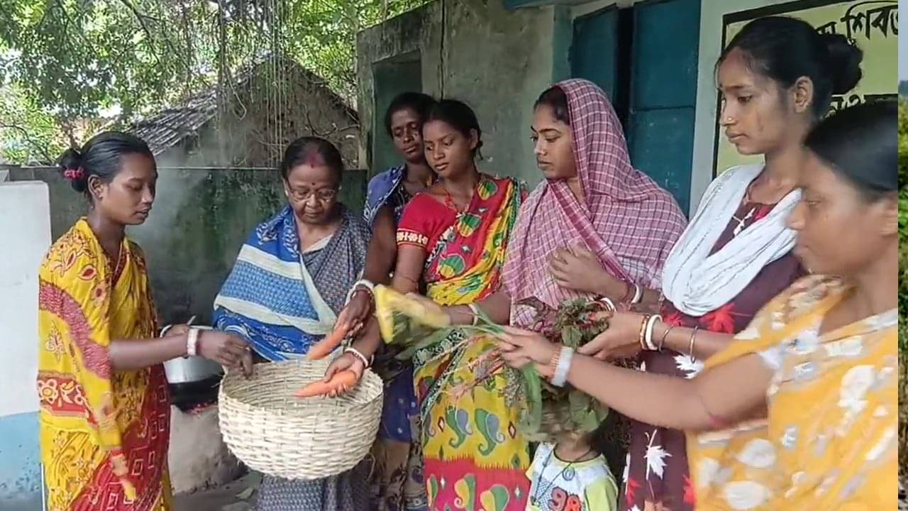 ICDS: কমেছে বরাদ্দ, অঙ্গনওয়ারি কেন্দ্রের ঝুড়িতে সবজি দিয়ে যাচ্ছেন প্রসূতি মায়েরাই! নির্দেশিকা ঘিরে চাপানউতোর