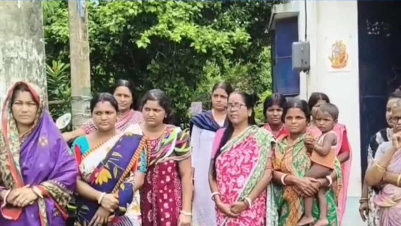 ICDS-এর খিচুড়িতে শুয়োপোকা, রাজনৈতিক ষড়যন্ত্র দেখছেন কাউন্সিলর ICDS-এর খিচুড়িতে শুয়োপোকা, রাজনৈতিক ষড়যন্ত্র দেখছেন কাউন্সিলর