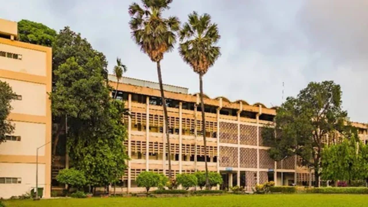 IIT-র হস্টেল, রাত আড়াইটেয় ছাদে গিয়ে কথা বলছিল মেধাবী পড়ুয়া, হঠাৎ এমন দৃশ্য দেখল সহপাঠী, গায়ে কাঁটা দিচ্ছে সবার