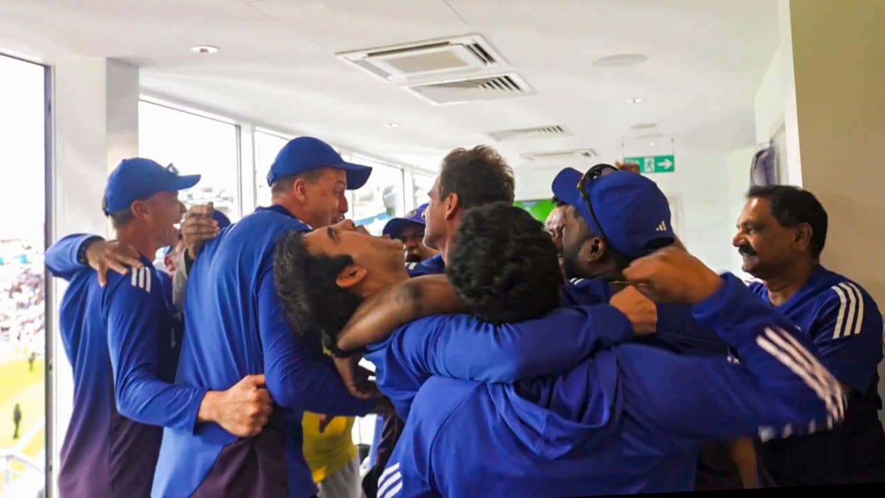 Indian Cricket: চাকরিটা যেন বেঁচে গেল...! গৌতম গম্ভীরকে ড্রেসিংরুমেই কোলে তুলে নিলেন কোচ