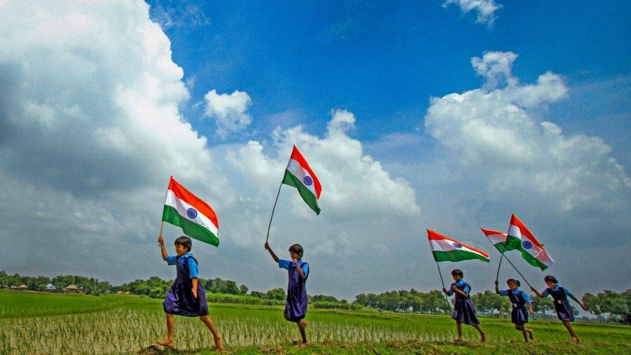 Independence Day Wishes: আত্মত্যাগ-লড়াইয়ের স্মৃতিচারণ, স্বাধীনতা দিবসে প্রিয়জনকে শুভেচ্ছা জানান এইভাবে