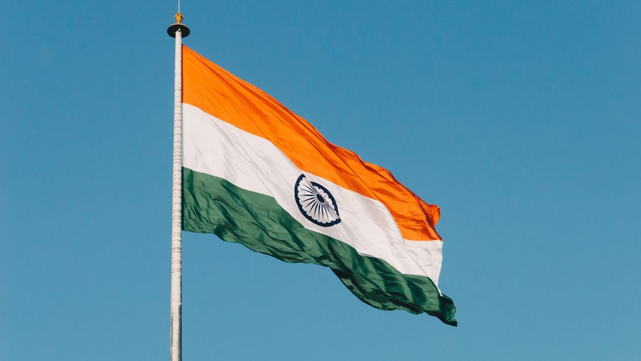 15 August, Indian Flag: স্বাধীনতা দিবসে পতাকা উত্তোলন করার সময় কী করবেন আর কী করবেন না জানেন? 15 August, Indian Flag: স্বাধীনতা দিবসে পতাকা উত্তোলন করার সময় কী করবেন আর কী করবেন না জানেন?