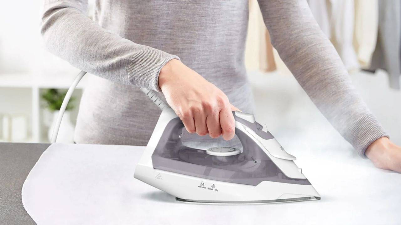 Iron Tips: বাড়িতে কিছুতেই দোকানের মতো ইস্ত্রি হয় না? কী ভাবে সেই সমস্যা থেকে মুক্তি পাবেন?