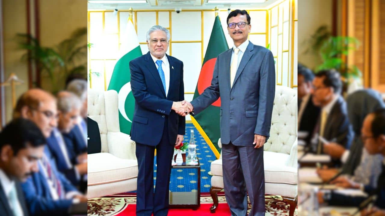 Ishaq Dar in Dhaka: ঢাকায় পাক বিদেশমন্ত্রী, চুক্তি দিয়ে বাঁধলেন দল! এবার বসবেন ইউনূস-খালেদার সঙ্গেও