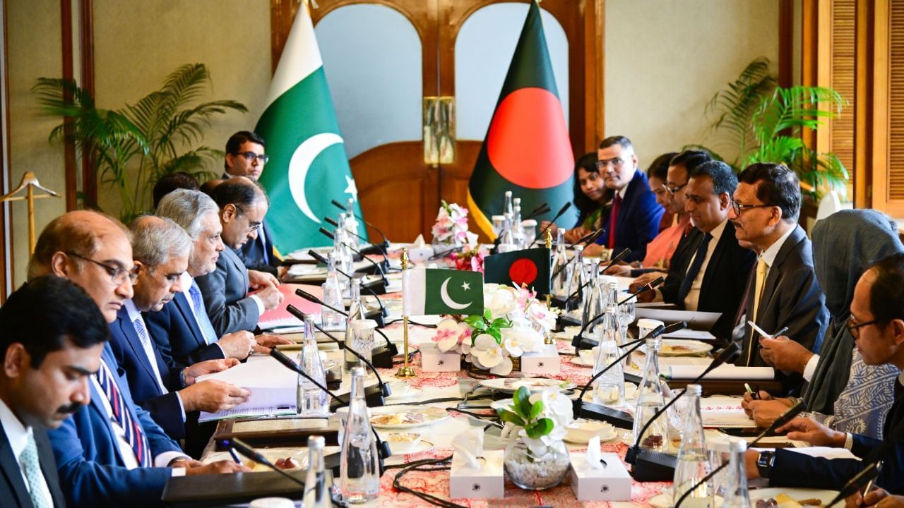 Ishaq Dar in Dhaka: 'ক্ষমা চাইতে হবে...', পাক বিদেশমন্ত্রীর সঙ্গে বৈঠকে এ কী দাবি উপদেষ্টার? Ishaq Dar in Dhaka: 'ক্ষমা চাইতে হবে...', পাক বিদেশমন্ত্রীর সঙ্গে বৈঠকে এ কী দাবি উপদেষ্টার?