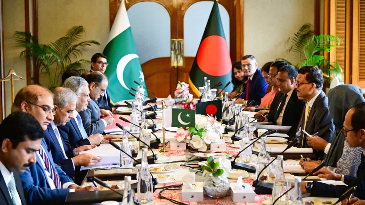 Ishaq Dar in Dhaka: 'ক্ষমা চাইতে হবে...', পাক বিদেশমন্ত্রীর সঙ্গে বৈঠকে এ কী দাবি উপদেষ্টার? Ishaq Dar in Dhaka: 'ক্ষমা চাইতে হবে...', পাক বিদেশমন্ত্রীর সঙ্গে বৈঠকে এ কী দাবি উপদেষ্টার?