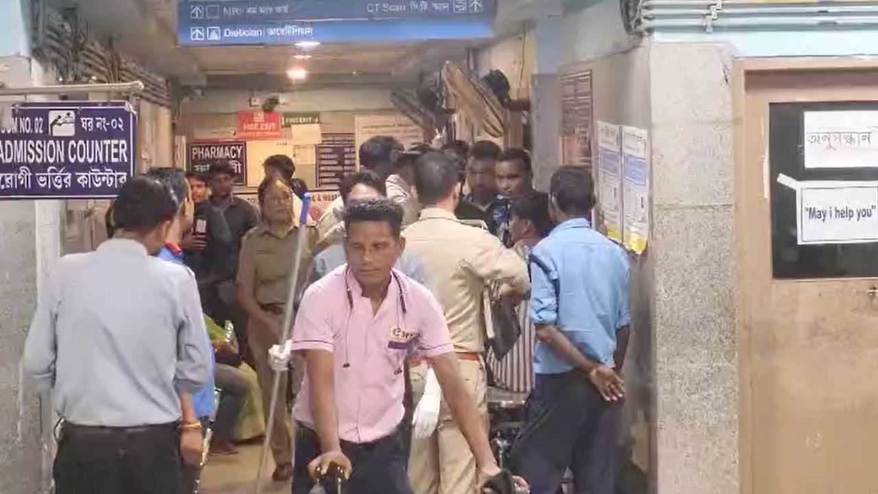 Jalpaiguri: হোয়াটসঅ্যাপে স্টেটাস দিয়ে আত্মঘাতী ছাত্রী, বাঁচাতে গিয়ে আক্রান্ত তিন বন্ধু Jalpaiguri: হোয়াটসঅ্যাপে স্টেটাস দিয়ে আত্মঘাতী ছাত্রী, বাঁচাতে গিয়ে আক্রান্ত তিন বন্ধু