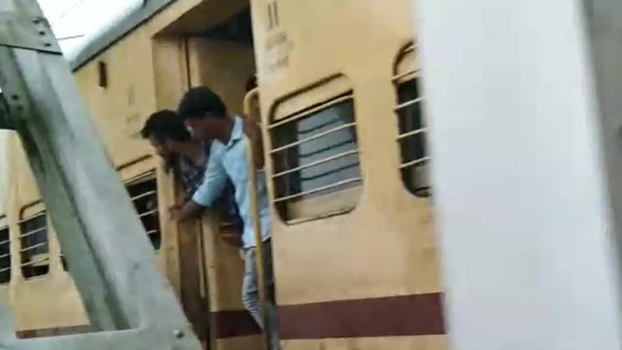 Jalpaiguri: জল্পেশ মন্দিরে যাওয়ার পথে সবেমাত্র চেন টেনেছিলেন পুণ্যার্থীরা... হাতেনাতে পেলেন শিক্ষা Jalpaiguri: জল্পেশ মন্দিরে যাওয়ার পথে সবেমাত্র চেন টেনেছিলেন পুণ্যার্থীরা... হাতেনাতে পেলেন শিক্ষা