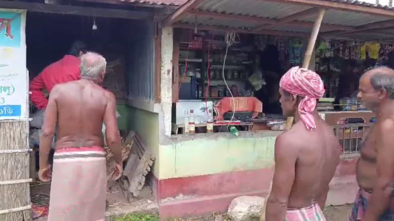 Jalpaiguri News: দোকান খুলতেই একটা শো-শো শব্দ পেলেন প্রহ্লাদ, পিছনে তাকাতেই শরীর দিয়ে বয়ে গেল হিমস্রোত Jalpaiguri News: দোকান খুলতেই একটা শো-শো শব্দ পেলেন প্রহ্লাদ, পিছনে তাকাতেই শরীর দিয়ে বয়ে গেল হিমস্রোত