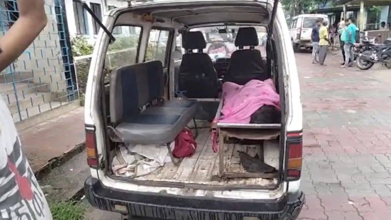 Jalpaiguri: জলে মাথার চুলটাই পড়েছিল নজরে, পাড়ায় পড়ল শোরগোল