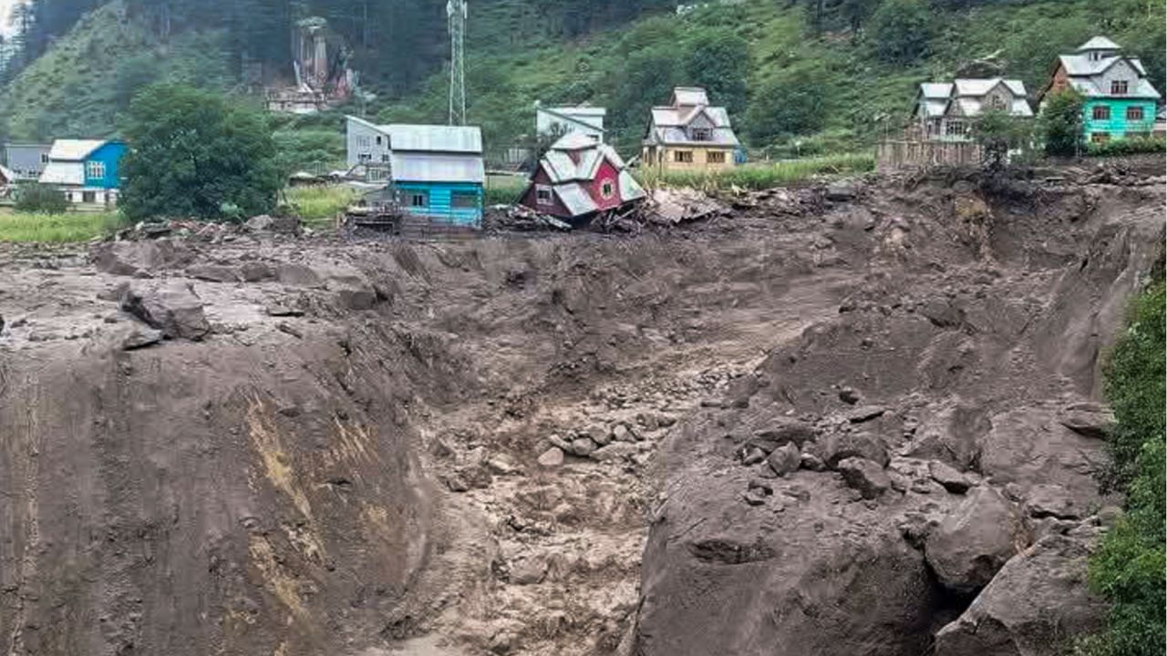 Kishtwar cloudburst: কিস্তওয়ারে হড়পা বানে মৃত কমপক্ষে ৩৮, উদ্ধারকাজে নামল সেনাও Kishtwar cloudburst: কিস্তওয়ারে হড়পা বানে মৃত কমপক্ষে ৩৮, উদ্ধারকাজে নামল সেনাও