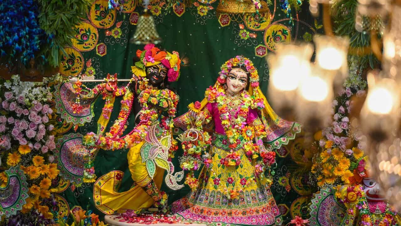Janmashtami 2025: জন্মাষ্টমীতে কোন মন্ত্রচ্চারণ না করলে সম্পূর্ণ হয় না ব্রত পালন? Janmashtami 2025: জন্মাষ্টমীতে কোন মন্ত্রচ্চারণ না করলে সম্পূর্ণ হয় না ব্রত পালন?