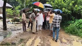 বিরবাহাকে ঘেরাও, হেঁটে বেহাল রাস্তা দেখতে হল মন্ত্রী চন্দ্রনাথকে