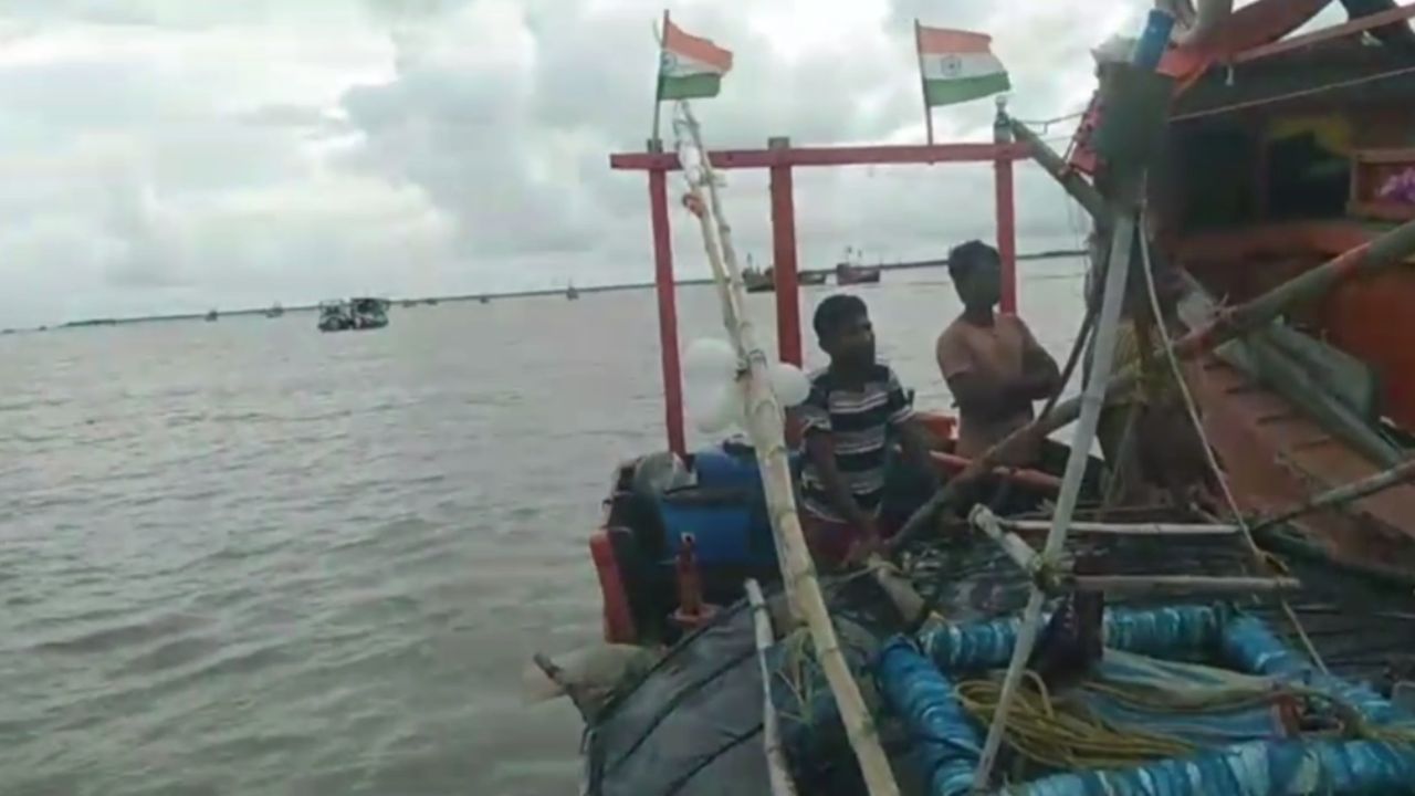 প্রবল ঢেউয়ে টালমাটাল ট্রলার, মৃত্যু মৎস্যজীবী প্রবল ঢেউয়ে টালমাটাল ট্রলার, মৃত্যু মৎস্যজীবী