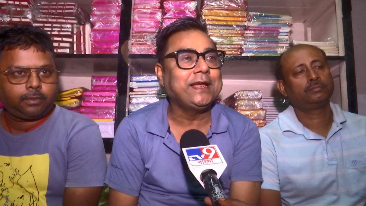 Siliguri: ‘খুড়িয়ে খুড়িয়ে চলছিল ব্যবসা’, ৬ ক্লাস্টারের ঘোষণায় কালীপুজোর আগে নতুন স্বপ্ন দেখছেন ব্যবসায়ীরা Siliguri: ‘খুড়িয়ে খুড়িয়ে চলছিল ব্যবসা’, ৬ ক্লাস্টারের ঘোষণায় কালীপুজোর আগে নতুন স্বপ্ন দেখছেন ব্যবসায়ীরা