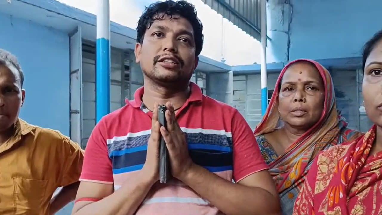 Kalna: কচুপাতার উপর থেকে উদ্ধার একদিনের শিশু, দত্তক নিতে হাতজোড় করছেন উদ্ধারকারী