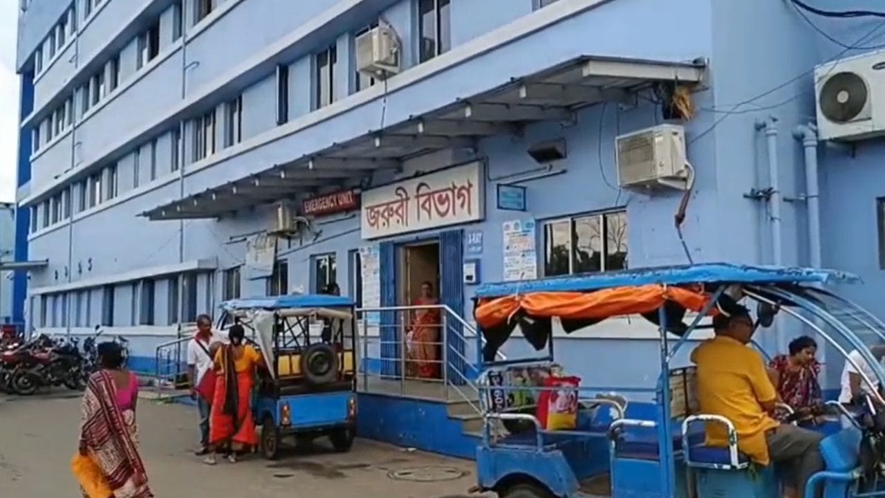 Kalna Hospital: একের পর এক ব্যবসায়ীকে ফোন, হাসপাতালের নাম করে বারবার প্রতারণার ঘটনায় শোরগোল কালনায় Kalna Hospital: একের পর এক ব্যবসায়ীকে ফোন, হাসপাতালের নাম করে বারবার প্রতারণার ঘটনায় শোরগোল কালনায়