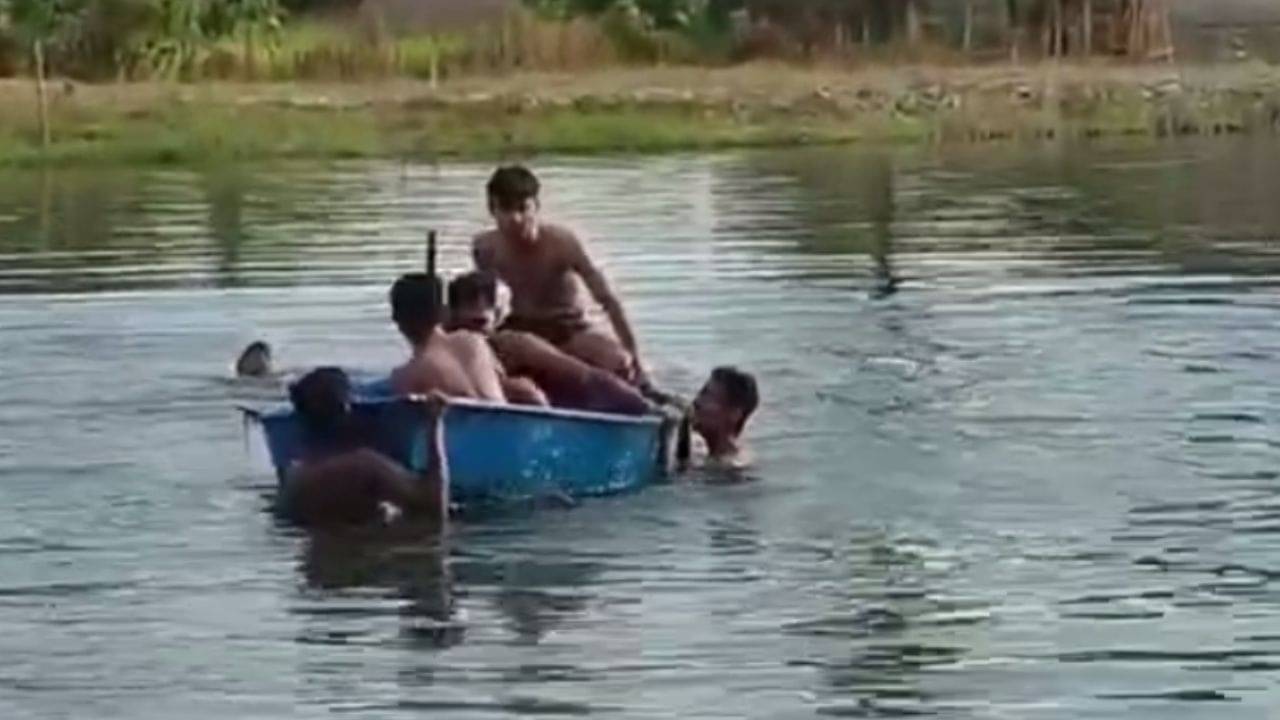 Katwa: আচমকা পুকুরে উল্টে গেল নৌকা, ডুবে গেলে শিক্ষক ও ছাত্র