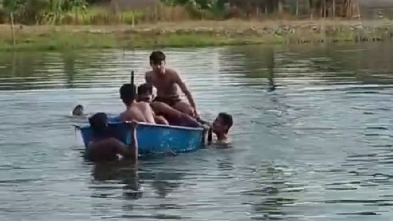 Katwa: আচমকা পুকুরে উল্টে গেল নৌকা, ডুবে গেলে শিক্ষক ও ছাত্র Katwa: আচমকা পুকুরে উল্টে গেল নৌকা, ডুবে গেলে শিক্ষক ও ছাত্র