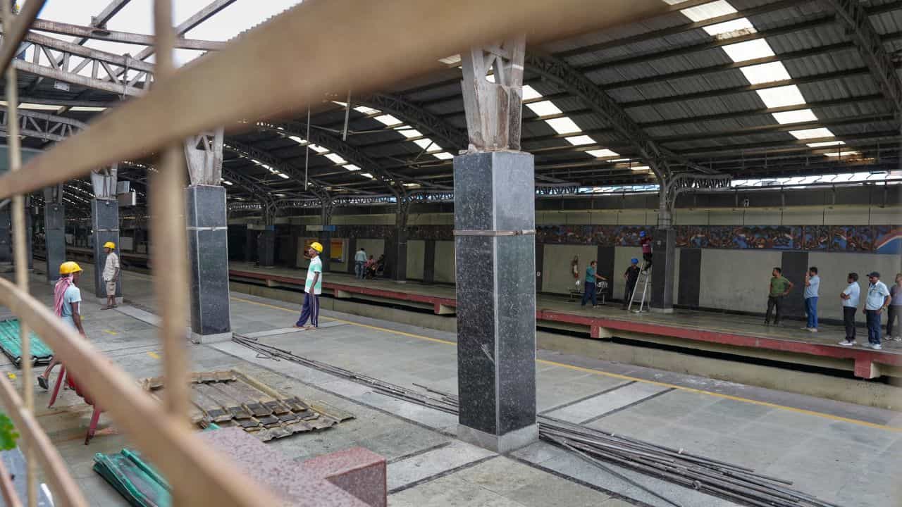 Kolkata Metro: ৪০ মিনিট পার, নেই কোনও মেট্রো, অফিস টাইমে চরম দুর্ভোগে যাত্রীরা Kolkata Metro: ৪০ মিনিট পার, নেই কোনও মেট্রো, অফিস টাইমে চরম দুর্ভোগে যাত্রীরা