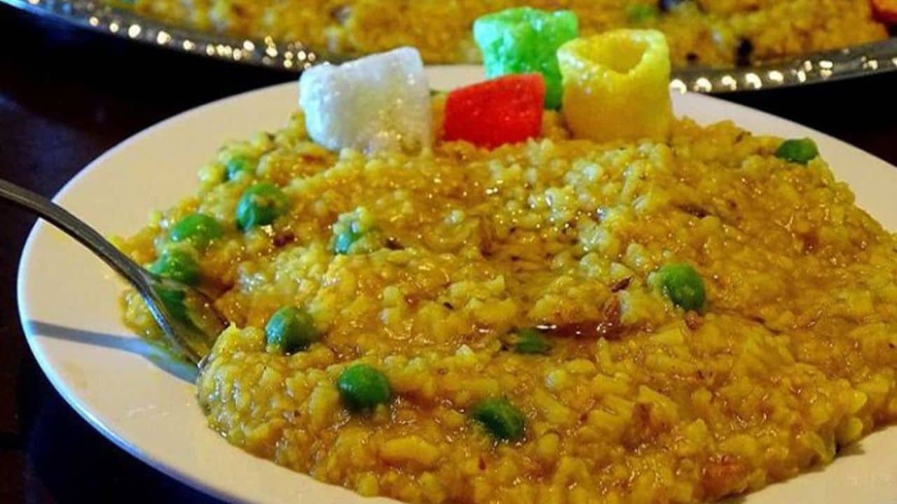 ঝমঝম বৃষ্টিতে গরম গরম খিচুড়ি, পুরনো রেসিপি ছেড়ে এভাবে রাঁধুন, লোকে বার বার চাইবে