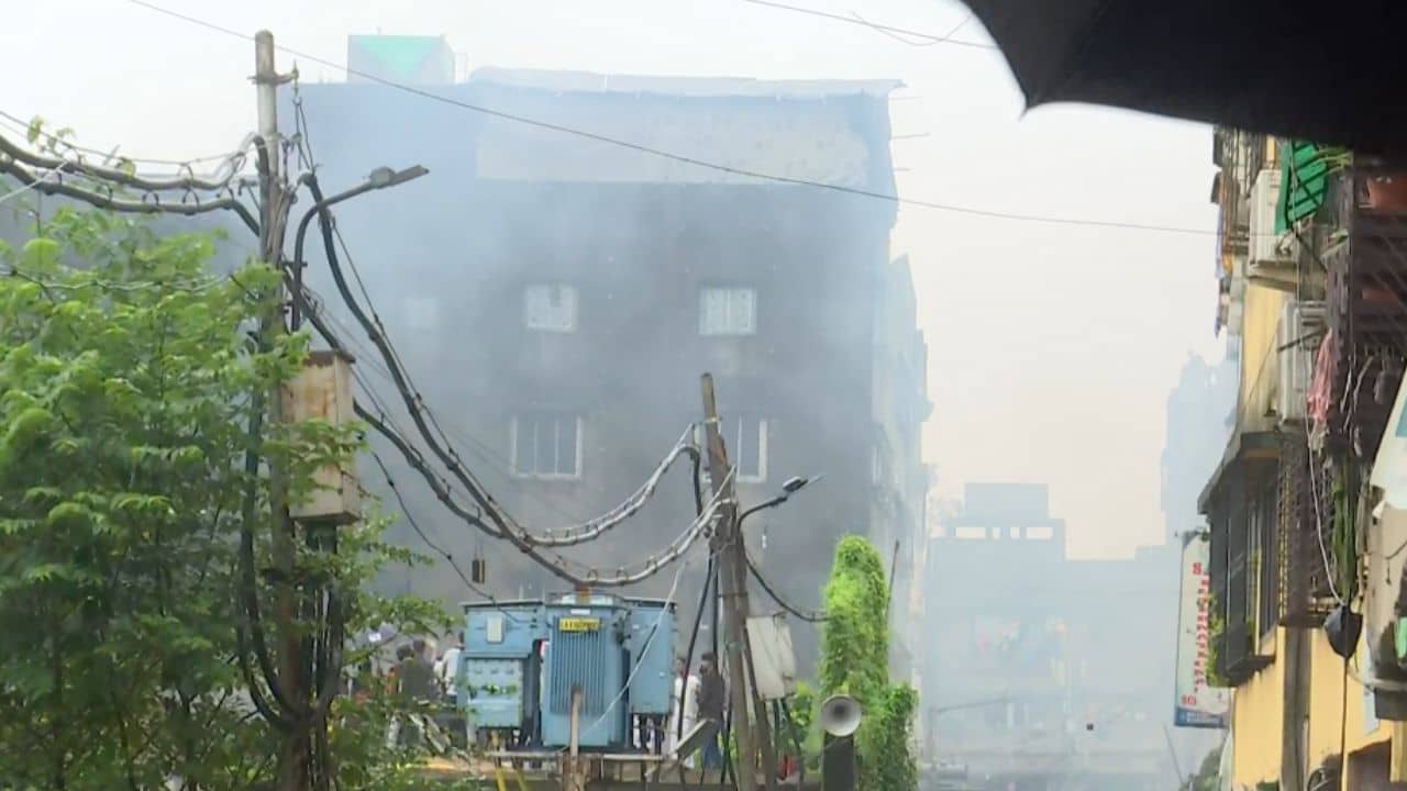 Anandapur Fire: বৃষ্টির মধ্যেই কালো ধোঁয়ায় ঢাকল আকাশ, বিধ্বংসী আগুন আনন্দপুরে