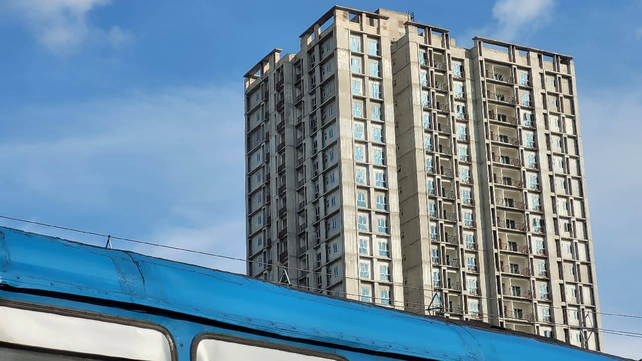 Luxurious Flats in Kolkata: এক যুগ পেরলেও এখনও বাইপাসের ধারে হল না ২৫০ ফ্ল্যাটের বিলাসবহুল দু’টি টাওয়ার! ব্যাঙ্কে দৌড়াচ্ছে EMI