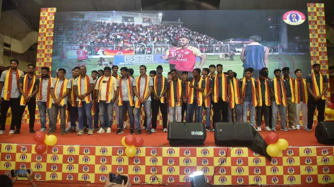 Kolkata Football: মোহনবাগান দিবস না ইস্টবেঙ্গল দিবস? এগিয়ে কারা, ময়দানে আলোচনা তুঙ্গে! Kolkata Football: মোহনবাগান দিবস না ইস্টবেঙ্গল দিবস? এগিয়ে কারা, ময়দানে আলোচনা তুঙ্গে!